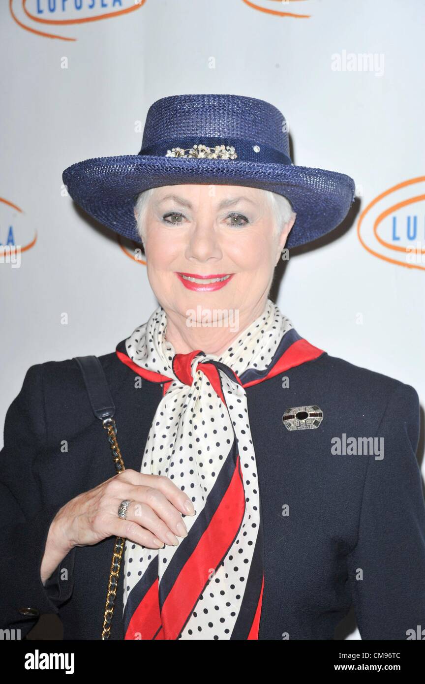 Shirley Jones aux arrivées de lupus la célèbre le 10ème anniversaire de l'événement annuel Mesdames Sac Hollywood, Beverly Wilshire Hotel, Los Angeles, CA 1 novembre 2012. Photo par : Elizabeth Goodenough/Everett Collection Banque D'Images