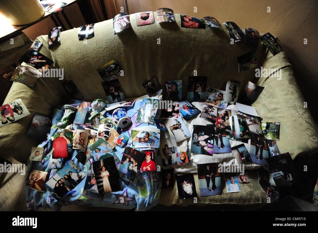 Le 1 novembre, 2012 - Manhattan, New York, États-Unis - Gabriella Rivera, 41 ans, son appartement au 20, rue Catherine, Apt. 1E, Smith a été inondé des maisons, entraînant des dommages, après les effets de l'Ouragan Sandy à New York, le 1 novembre 2012. (Crédit Image : © Bryan Smith/ZUMAPRESS.com) Banque D'Images