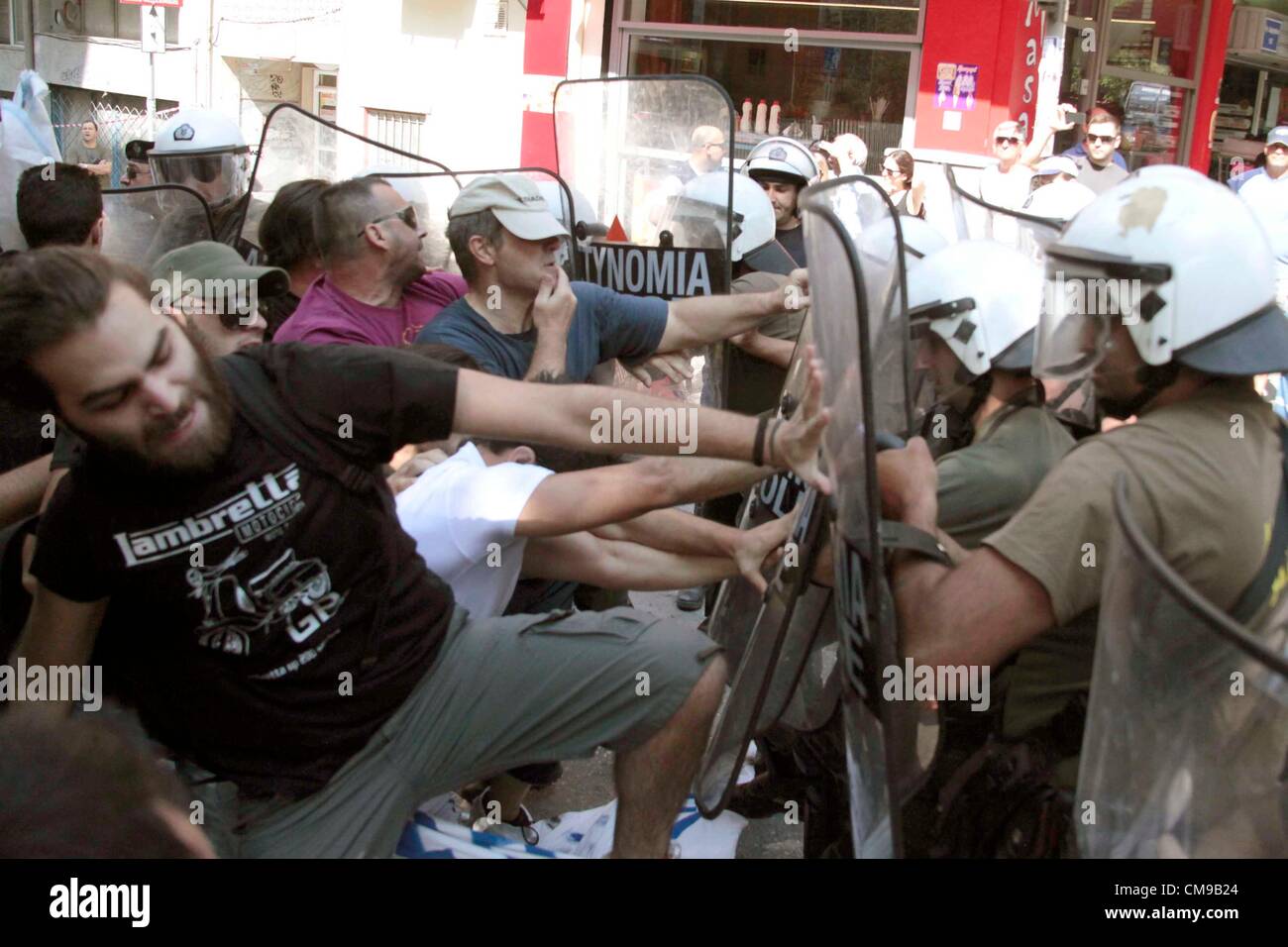 28 juin 2012. Thessalonique, Grèce. Se sont affrontés avec la police des étudiants chypriotes de manifestations devant le consulat de Turquie à Thessalonique, la deuxième ville de Grèce. Devlet Bahceli le politicien de droite, chef de l'action nationaliste était en visite. Les membres de la Golden Dawn étaient également présents. Banque D'Images