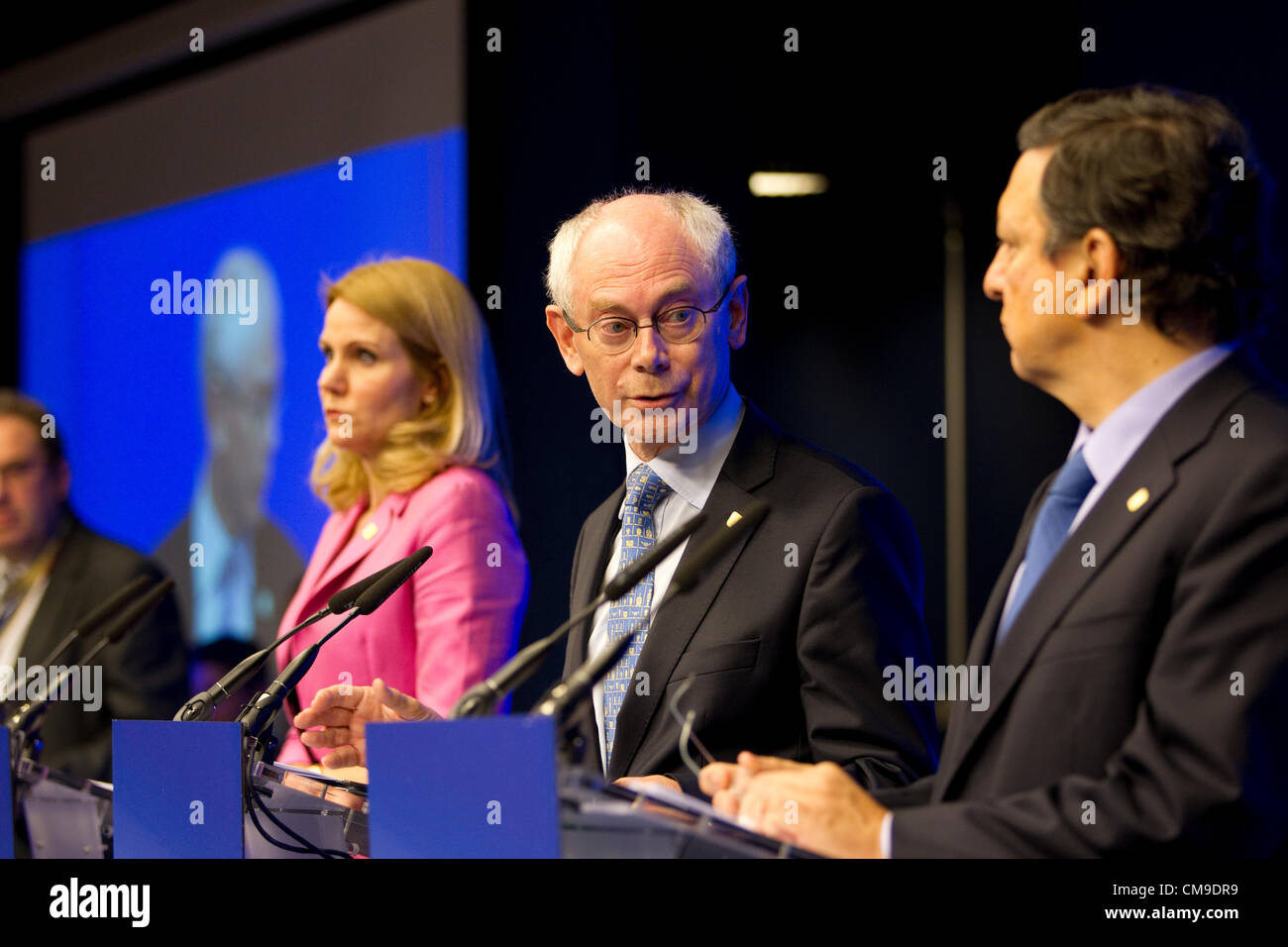 Le sommet de l'UE, Justus Lipsus Building, Bruxelles. 28.06.2012 Photo montre Helle Thorning-Schmidt, Herman Van Rompuy et José Manuel Barroso, dans le hall principal des médias à Bruxelles Parlement européen, lors du sommet de l'UE, Bâtiment Justus Lipsius, Bruxelles. Banque D'Images