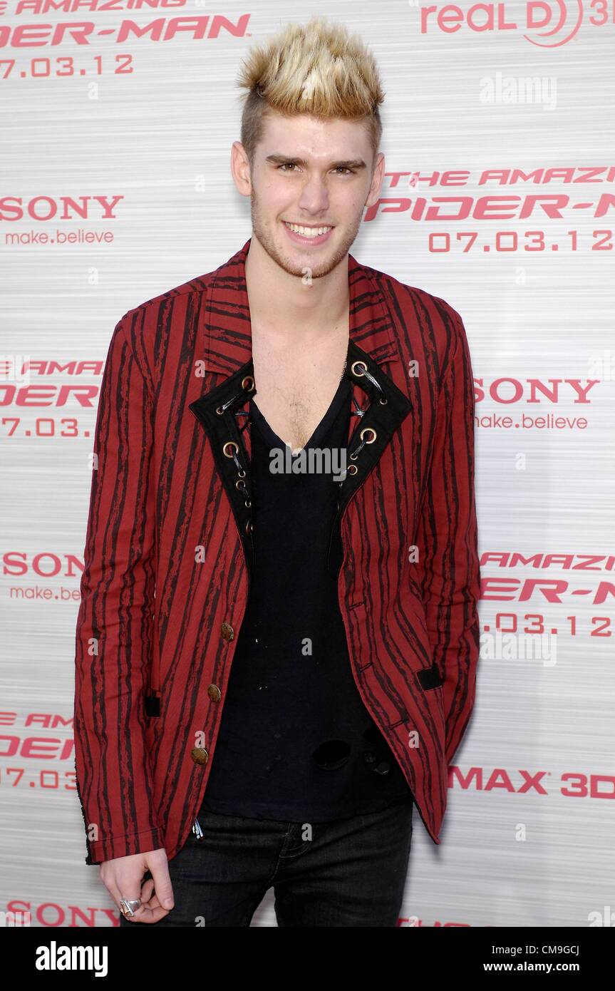 Colton Dixon, arrivés pour la premiere AMAZING SPIDER-MAN, Regency Village Westwood Theatre, Los Angeles, CA, 28 juin 2012. Photo par : Michael Germana/Everett Collection Banque D'Images