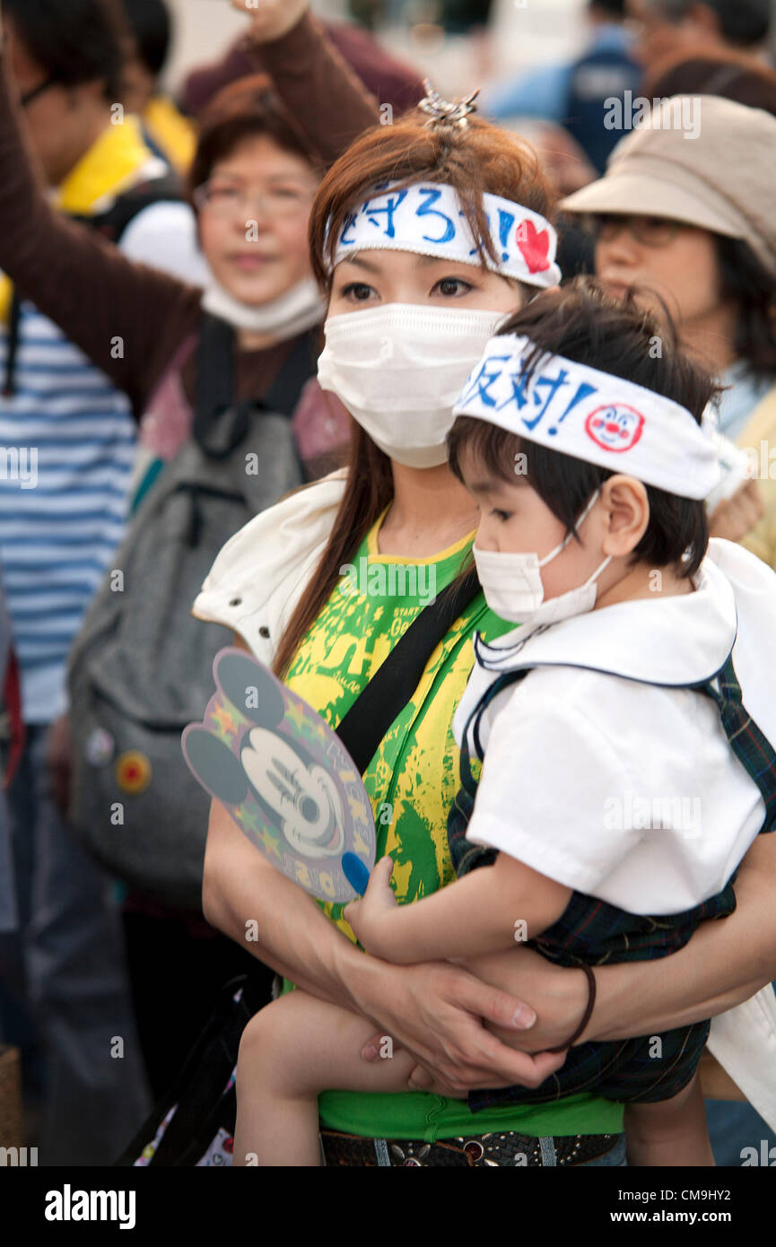 29 juin 2012, Tokyo, Japon - une femme porte son enfant au cours de la manif contre le redémarrage de l'Oi centrale nucléaire. À partir de mars "free zone" manifestants antinucléaires nucléaire rassemblement organisé en différents endroits de Tokyo et des milliers de personnes se rassemblent à l'extérieur de la résidence officielle de la résidence officielle du Premier Ministre, à l'encontre de la décision du gouvernement de redémarrer Oi centrale nucléaire dans la préfecture de Fukui. (Photo de Rodrigo Reyes Marin/AFLO) Banque D'Images