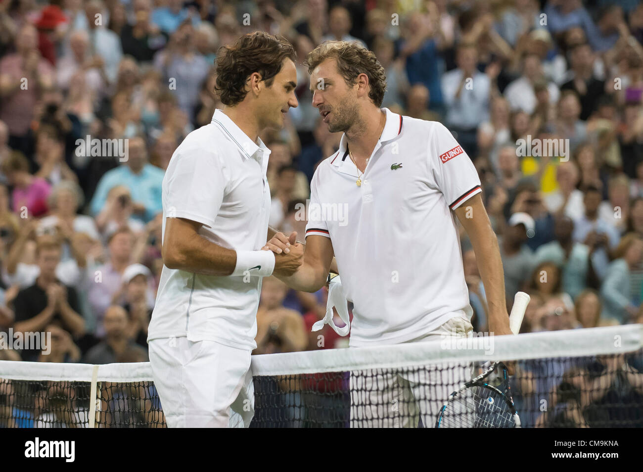 29.06.2012 Le All England Lawn Tennis et croquet Club. Londres, Angleterre. Roger Federer de la Suisse d'être félicité par Julien Benneteau de France après avoir remporté le troisième tour au tennis de Wimbledon à l'All England Lawn Tennis et croquet Club. London, England, UK Banque D'Images