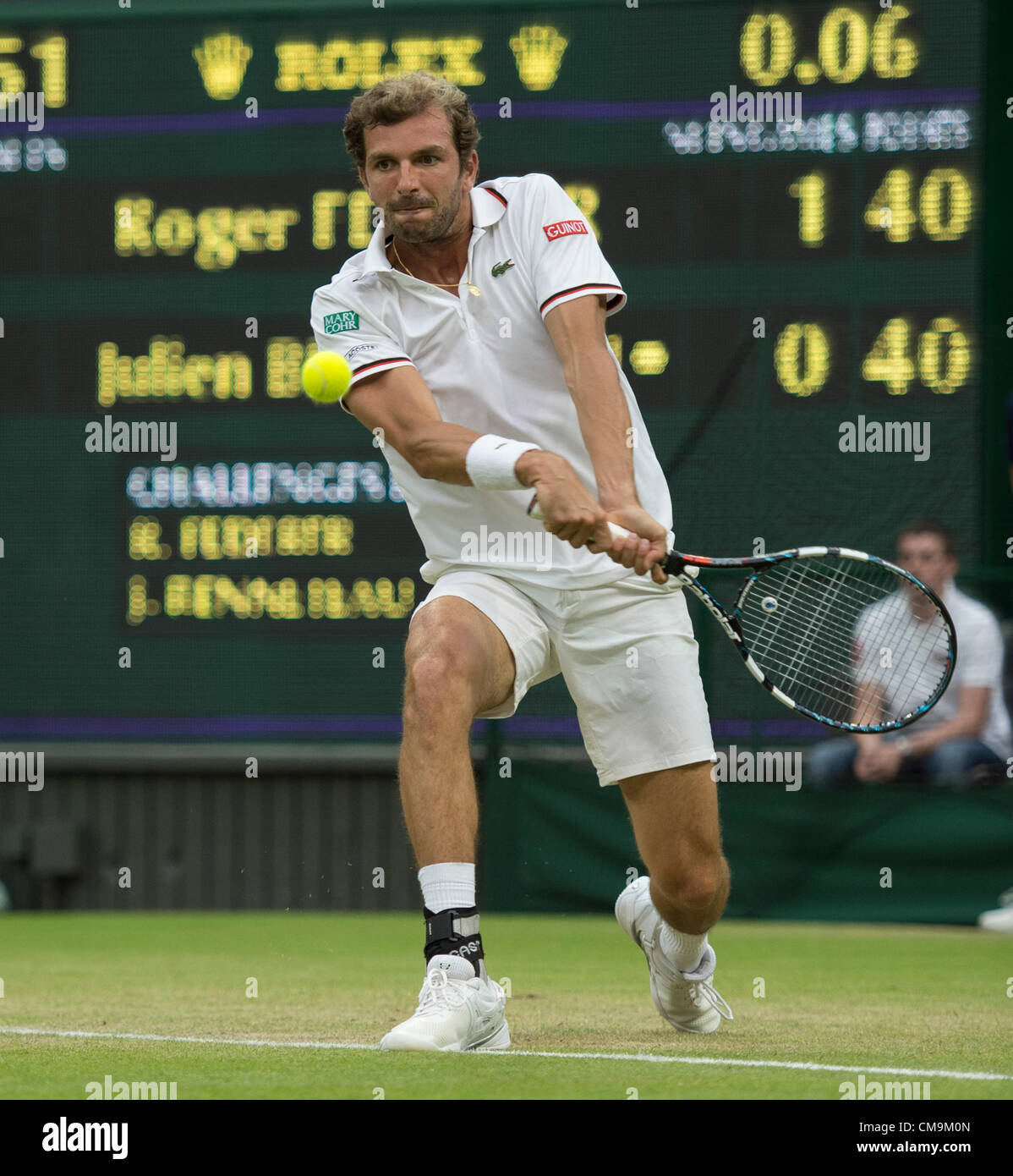 29.06.2012. Le Wimbledon Tennis Championships 2012 tenue à l'All England Lawn Tennis et croquet Club, Londres, Angleterre, Royaume-Uni. Roger Federer (SUI) [3] v Julien Benneteau (FRA). Julien en action. Banque D'Images