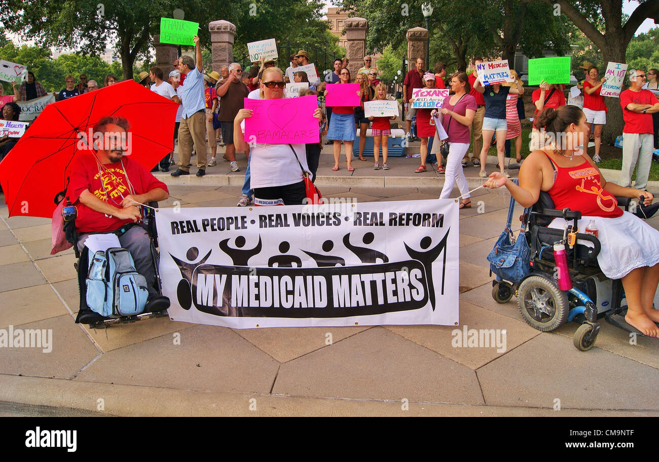 Les membres de la Texas Chapitre de célébrer le DCT-La Cour suprême des États-Unis, le maintien de la Loi sur les soins abordables ,lso appelé, Obamacare en face de thr Texas State Capitol le 27/06/2012. Banque D'Images