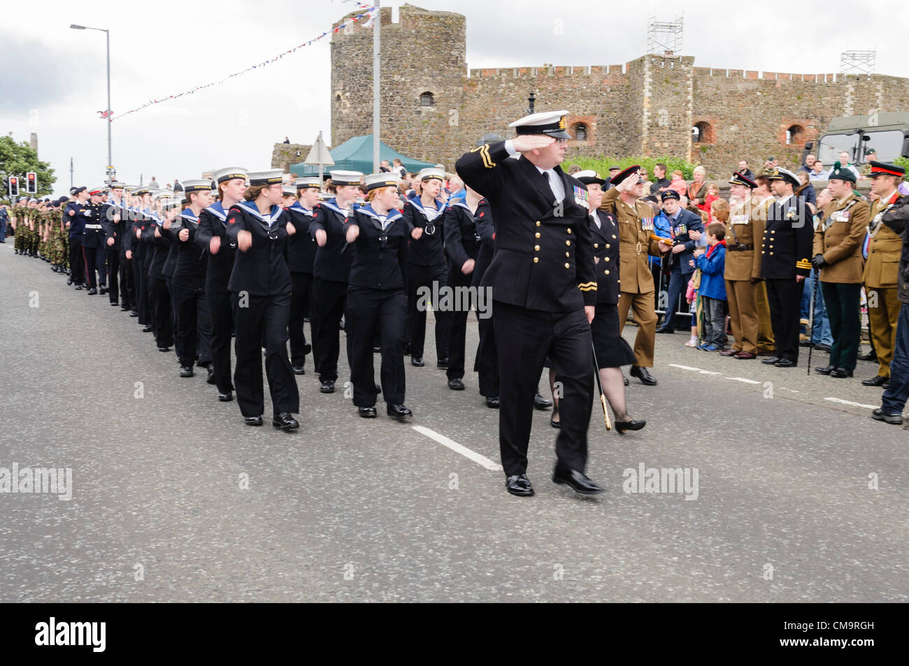 Carrickfergus, 30/06/2012 - Journée des Forces armées. Les Cadets de la parade passé les dignitaires Banque D'Images
