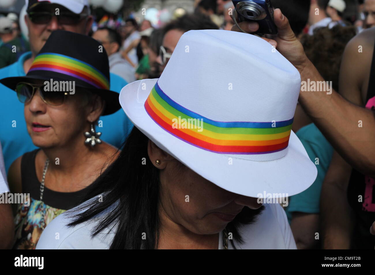 Les foules emplissent les rues au cours de la Gay Pride de Madrid le 30 juin 2012. Banque D'Images