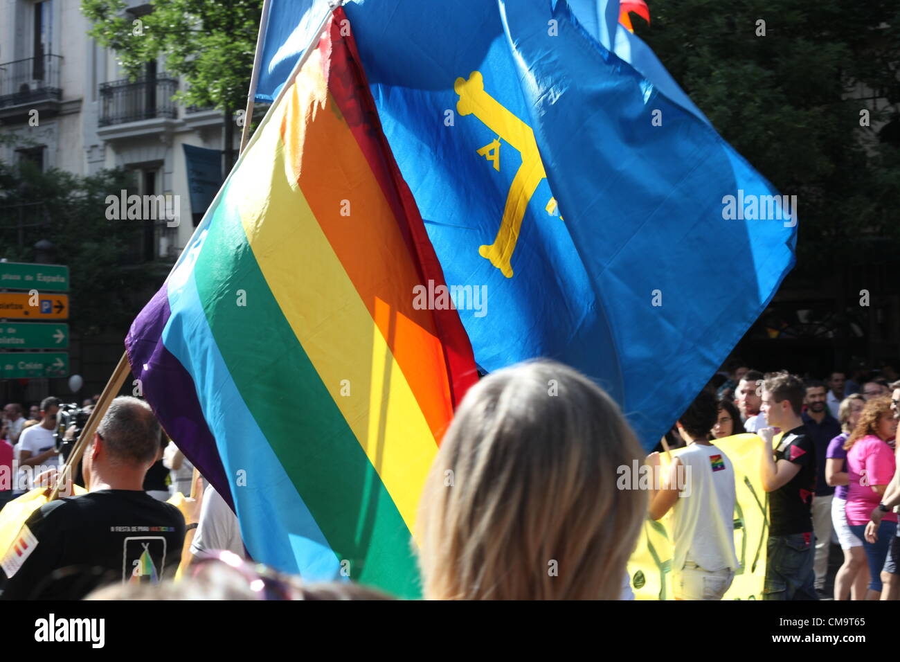 Les foules emplissent les rues au cours de la Gay Pride de Madrid le 30 juin 2012. Banque D'Images