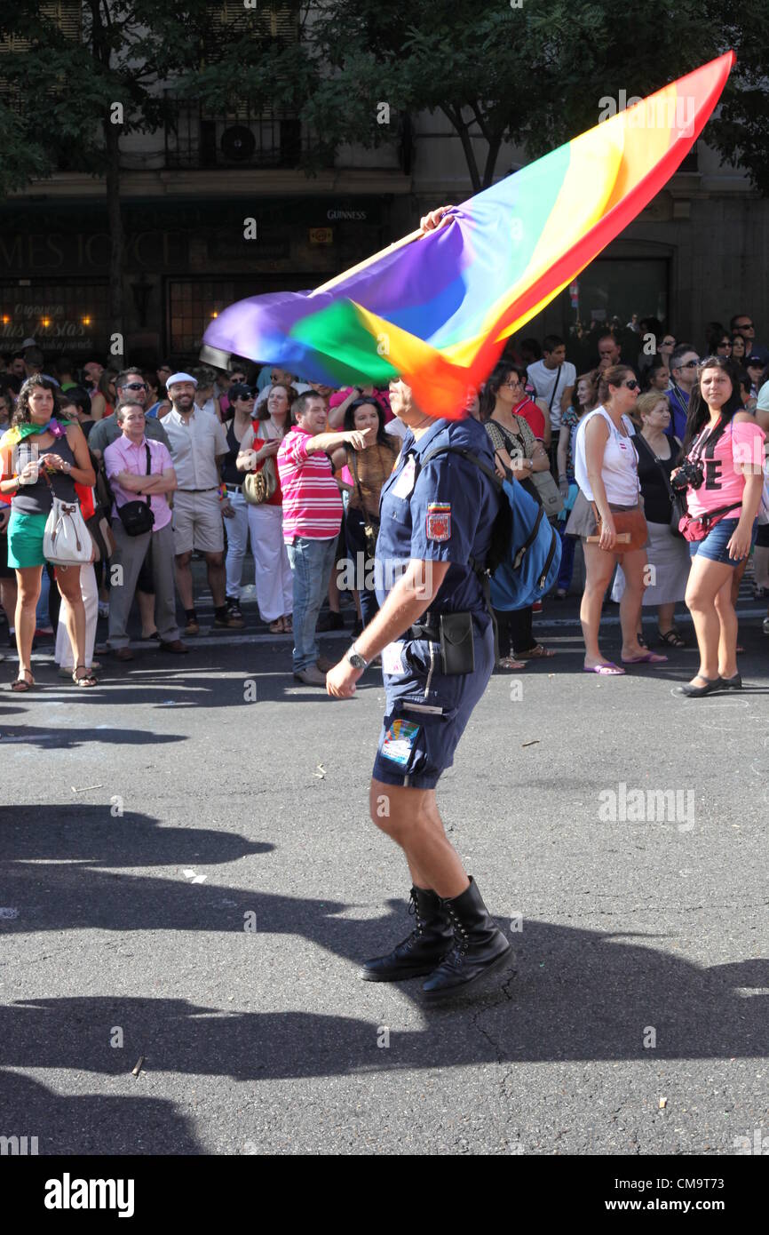 Les foules emplissent les rues au cours de la Gay Pride de Madrid le 30 juin 2012. Banque D'Images