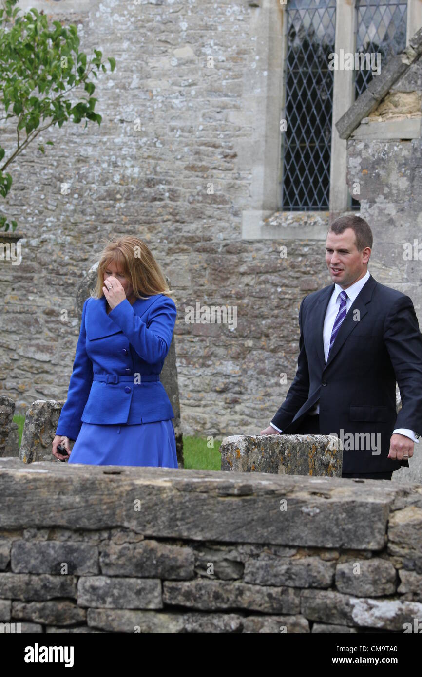 Cherington Gloucestershire, Royaume-Uni. 30 Juin, 2012. Peter Phillips et Phillips de l'automne après le baptême de leur fille Isla Phillips à la Saint-Nicolas, Église de Cherington Banque D'Images