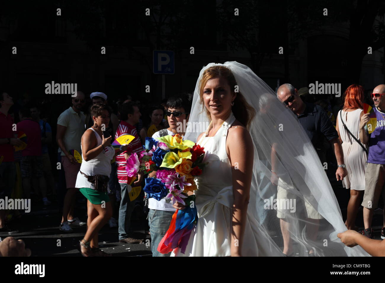 Les foules emplissent les rues au cours de la Gay Pride de Madrid le 30 juin 2012. Banque D'Images