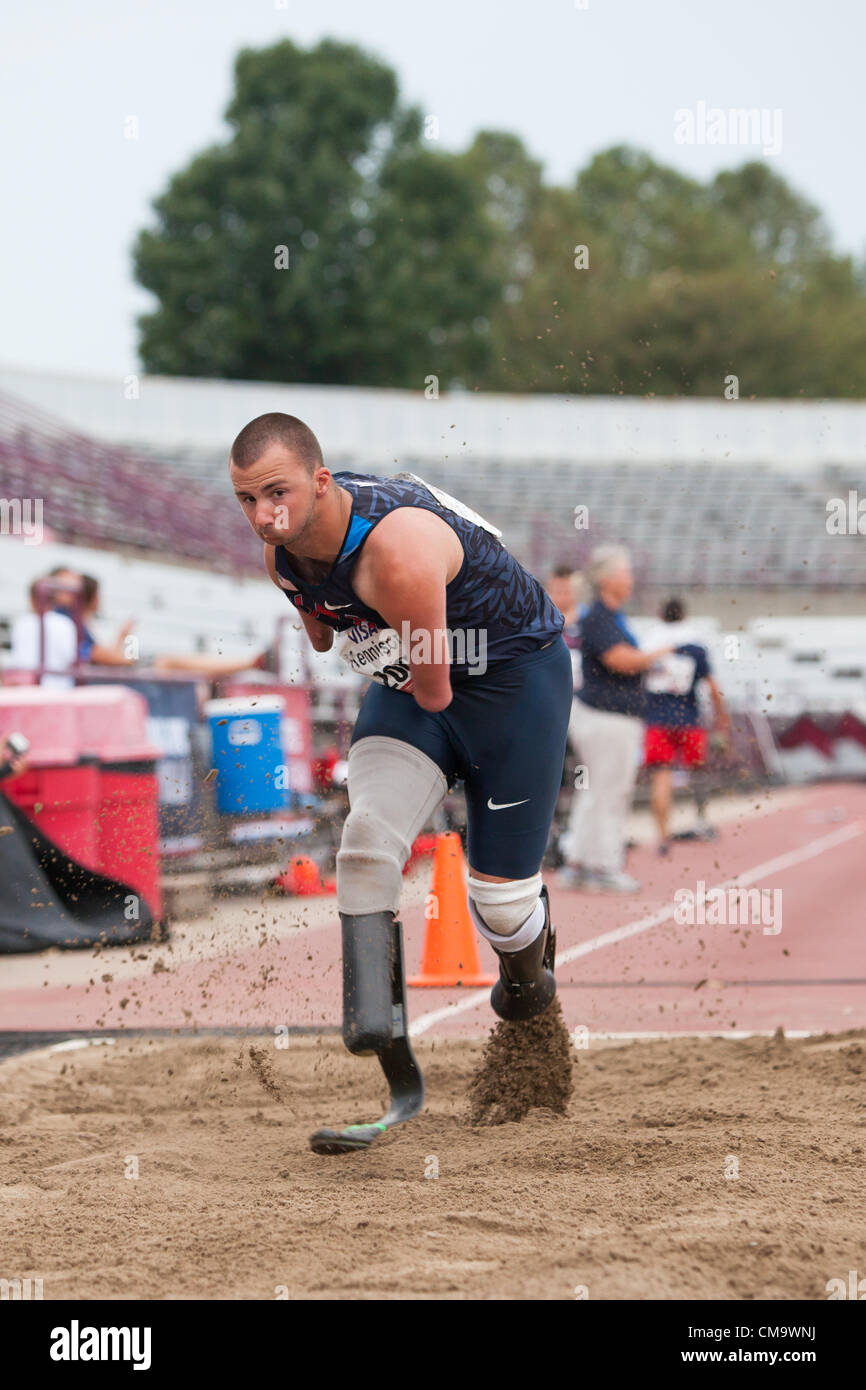 Indianapolis, IN, USA, le 30 juin 2012. Joshua Kennison, un quadruple amputé, fait concurrence au saut à l'Américain 2012 Essais paralympiques pour piste et pelouse. Kennison's best jump hit 5.29m, un record du monde paralympique la concurrence dans sa catégorie. Banque D'Images