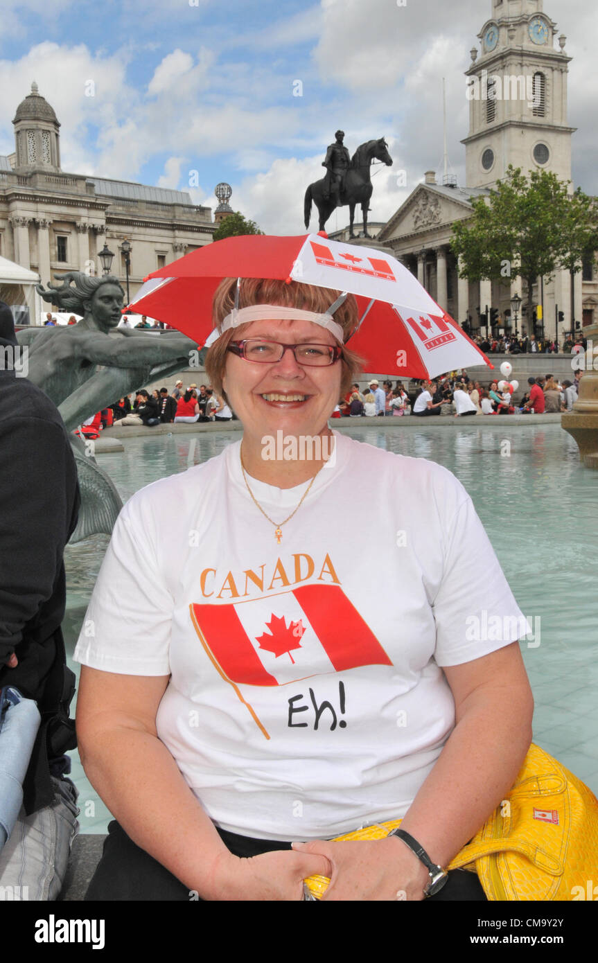 Trafalgar Square, Londres, Royaume-Uni. 1er juillet 2012. Une dame jouit de la fête du Canada au centre de Londres, un jour de la culture canadienne. Banque D'Images