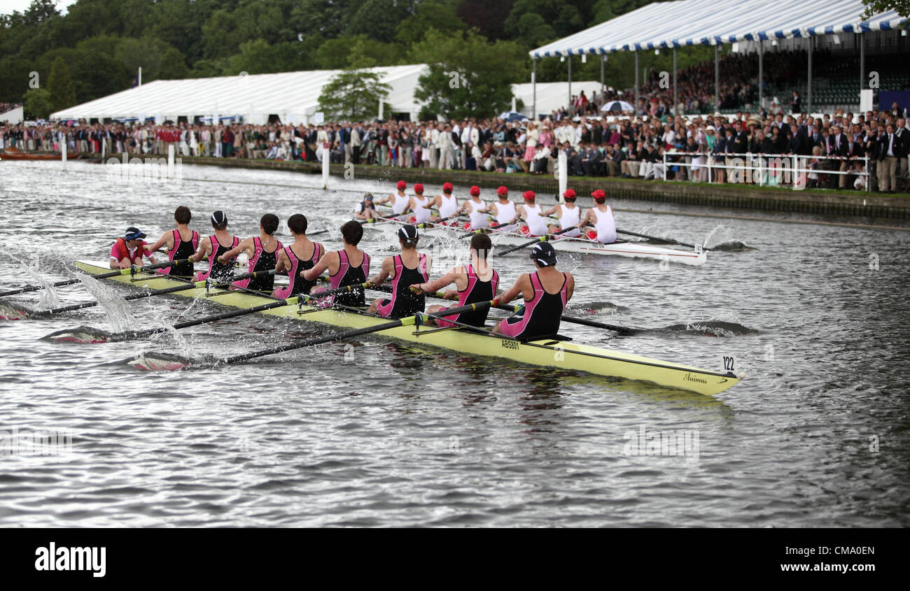 01.07.2012. Henley-on-Thames, Oxfordshire, Angleterre. Le Henley Royal Regatta 2012. Abingdon School conduire Radley College pendant le dernier jour de la régate royale d'Henley Banque D'Images