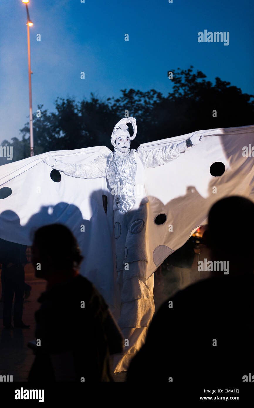 Performance de Le Voyage des Aquarêves par La Compagnie Malabar pour le Greenwich  + Docklands Festival International de Woolwich, Greenwich, Londres, Royaume-Uni le 30 juin 2012. Banque D'Images