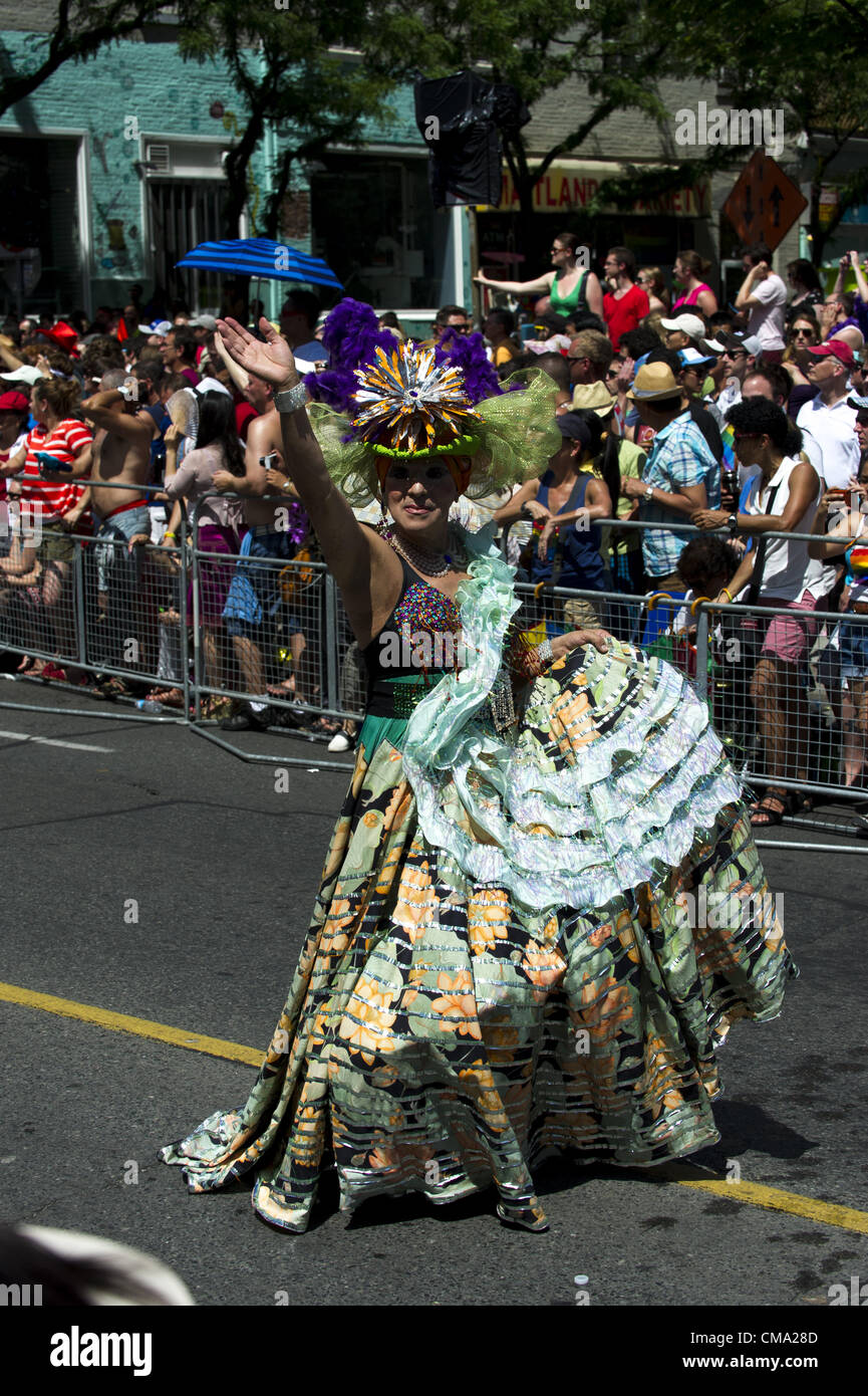 1 juillet 2012 - Toronto, Ontario, Canada - Le 32e congrès annuel Toronto Pride Parade a rassemblé des centaines d'thousnads les gens de partout dans le monde. Comme l'une des plus grandes traditions, Toronto la Pride Parade commence à l'Église et Bloor et Yonge, gallivants à l'ouest, au sud de l'est à l'Église et Gerrard Street. (Crédit Image : © Vidyashev ZUMAPRESS.com)/Igor Banque D'Images