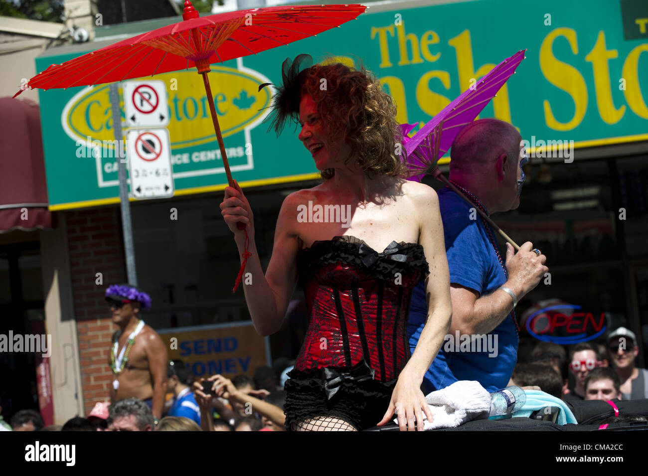 1 juillet 2012 - Toronto, Ontario, Canada - Le 32e congrès annuel Toronto Pride Parade a rassemblé des centaines d'thousnads les gens de partout dans le monde. Comme l'une des plus grandes traditions, Toronto la Pride Parade commence à l'Église et Bloor et Yonge, gallivants à l'ouest, au sud de l'est à l'Église et Gerrard Street. (Crédit Image : © Vidyashev ZUMAPRESS.com)/Igor Banque D'Images