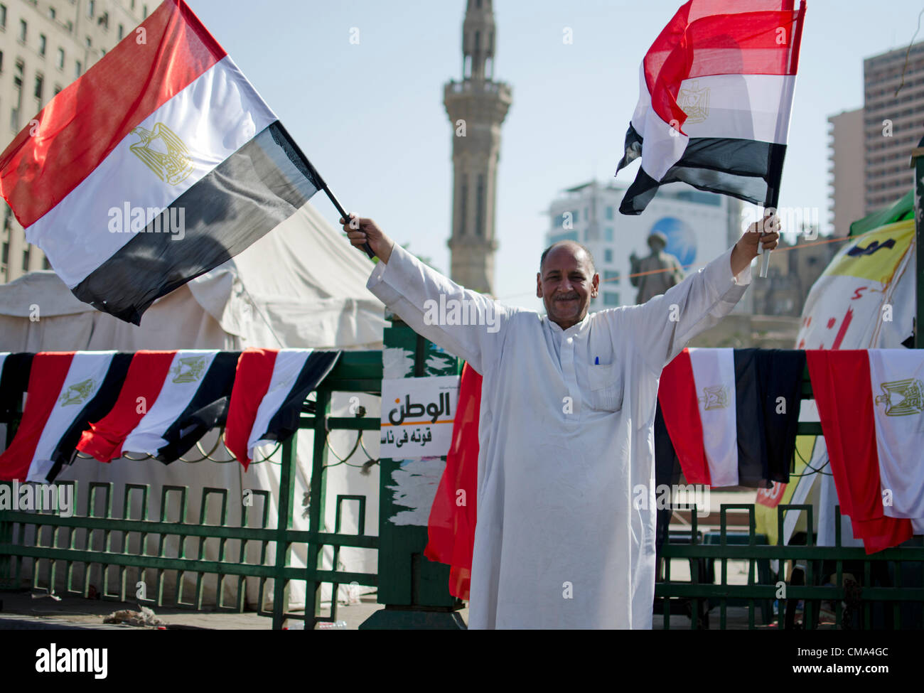 Un partisan de la candidate présidentielle Mohammed Morsi souligne les résultats de l'élection au Caire, la place Tahrir en Égypte le dimanche 01 juillet 2012. Banque D'Images