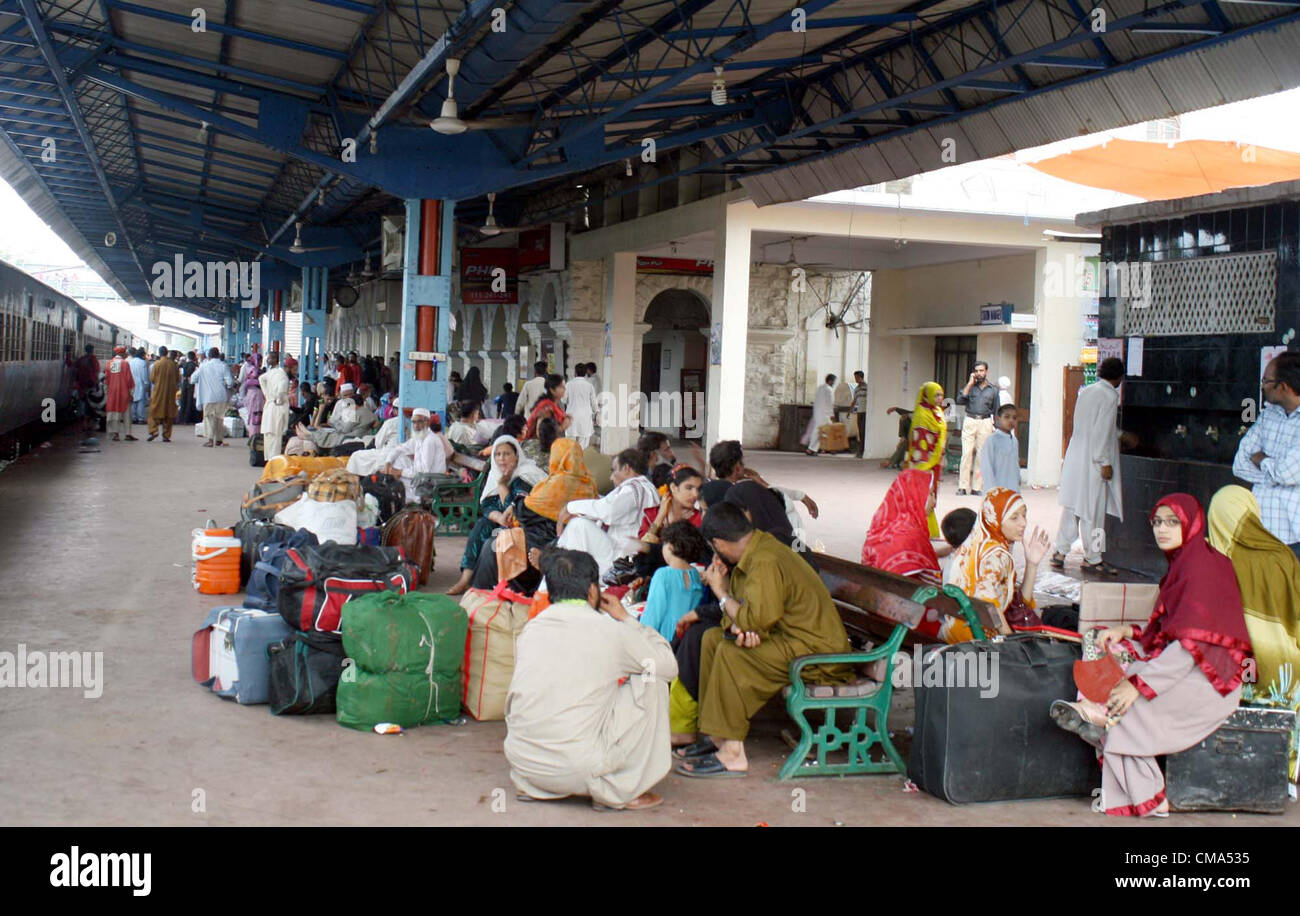 Les familles, y compris les femmes et les enfants en attente à la plate-forme de Karachi Station Cantt comme les trains continuent de fonctionner fin causant d'immenses nuisance pour eux. De nombreuses personnes ont protesté en raison de la situation à la gare de Karachi le lundi, Juillet 02, 2012. Banque D'Images