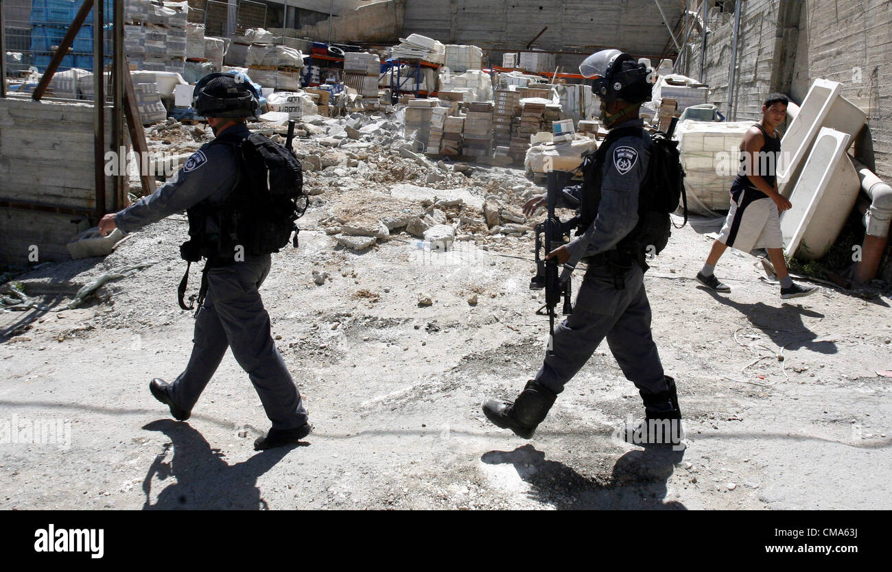 Le 2 juillet 2012 - Jérusalem, Jérusalem, territoire palestinien - les forces israéliennes d'un processus de destruction de la garde d'un détenu palestinien qui a été construit sans permis dans le quartier d'Issawiya, dans le nord de Jérusalem, le 02 juillet, 2012. Israël a révoqué le statut de résidence de près de 250 000 Palestiniens entre 1967 et 1994, selon les chiffres obtenus par l'armée israélienne un groupe des droits de l'homme (crédit Image : © Mahfouz Abu Turk/APA Images/ZUMAPRESS.com) Banque D'Images