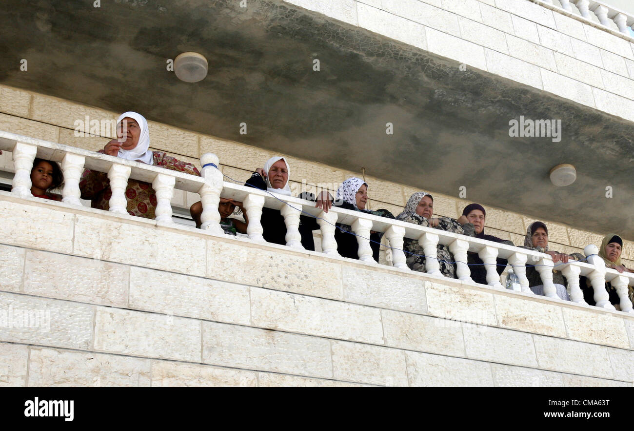 Le 2 juillet 2012 - Jérusalem, Jérusalem, territoire palestinien - les femmes palestiniennes regarder un magasin détruit par les forces israéliennes sur le prétexte de la construction sans permis dans le quartier d'Issawiya, dans le nord de Jérusalem, le 02 juillet, 2012. Israël a révoqué le statut de résidence de près de 250 000 Palestiniens entre 1967 et 1994, selon les chiffres obtenus par l'armée israélienne un groupe des droits de l'homme (crédit Image : © Mahfouz Abu Turk/APA Images/ZUMAPRESS.com) Banque D'Images