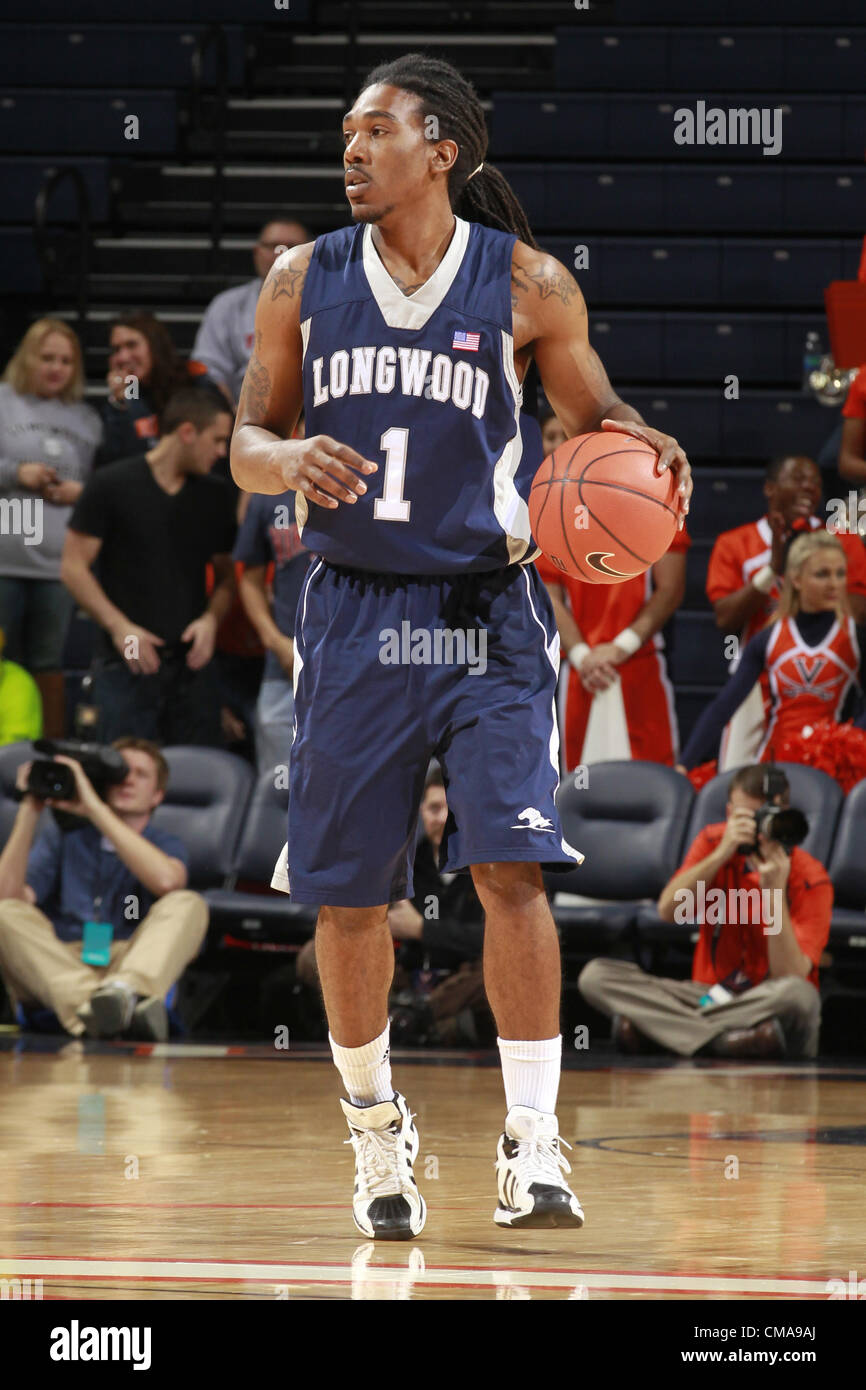 Le 3 décembre 2011 - Charlottesville, Virginia, United States - Jérémie Bowman # 1 de la Longwood Lancers s'occupe de la balle pendant le jeu le 27 décembre 2011 contre le Virginia cavaliers à la John Paul Jones Arena à Charlottesville, Virginie. Virginie battu Longwood 86-53. (Crédit Image : © Andrew Shurtleff/ZUMAPRESS.com) Banque D'Images