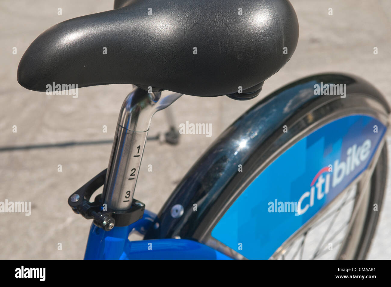 New York, NY - 2 juillet 2012 CitiBike bleu, l'un des vélos de 6000 qui feront partie du nouveau programme BikeShare, dispose d''une selle marquée avec de serrage rapide pour faciliter les cyclistes à faire une fixation rapide des ajustements. Banque D'Images