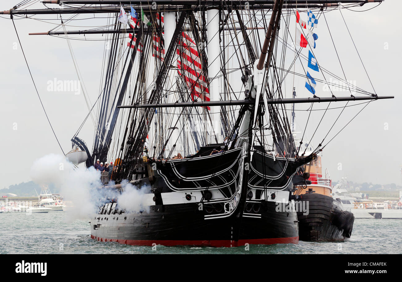 Le USS Constitution tire un canon sur son indépendance Jour annuel dans le port de Boston à Boston, Massachusetts, le mercredi, Juillet 4, 2012. Cette année, les célébrations du 4 juillet coïncident avec le 200e anniversaire de la guerre de 1812. Constitution est plus célèbre pour ses actions pendant la guerre, quand elle a remporté de nombreux navires marchands et défait cinq navires de guerre britanniques. Banque D'Images