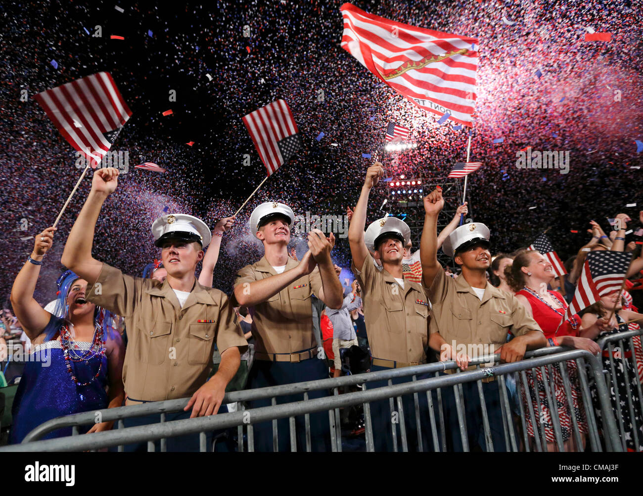 US Marines célébrer au cours de l'assemblée le jour de l'indépendance Boston Pops Orchestra concert au Shell Hatch à Boston, Massachusetts, le mercredi, Juillet 4, 2012. Banque D'Images