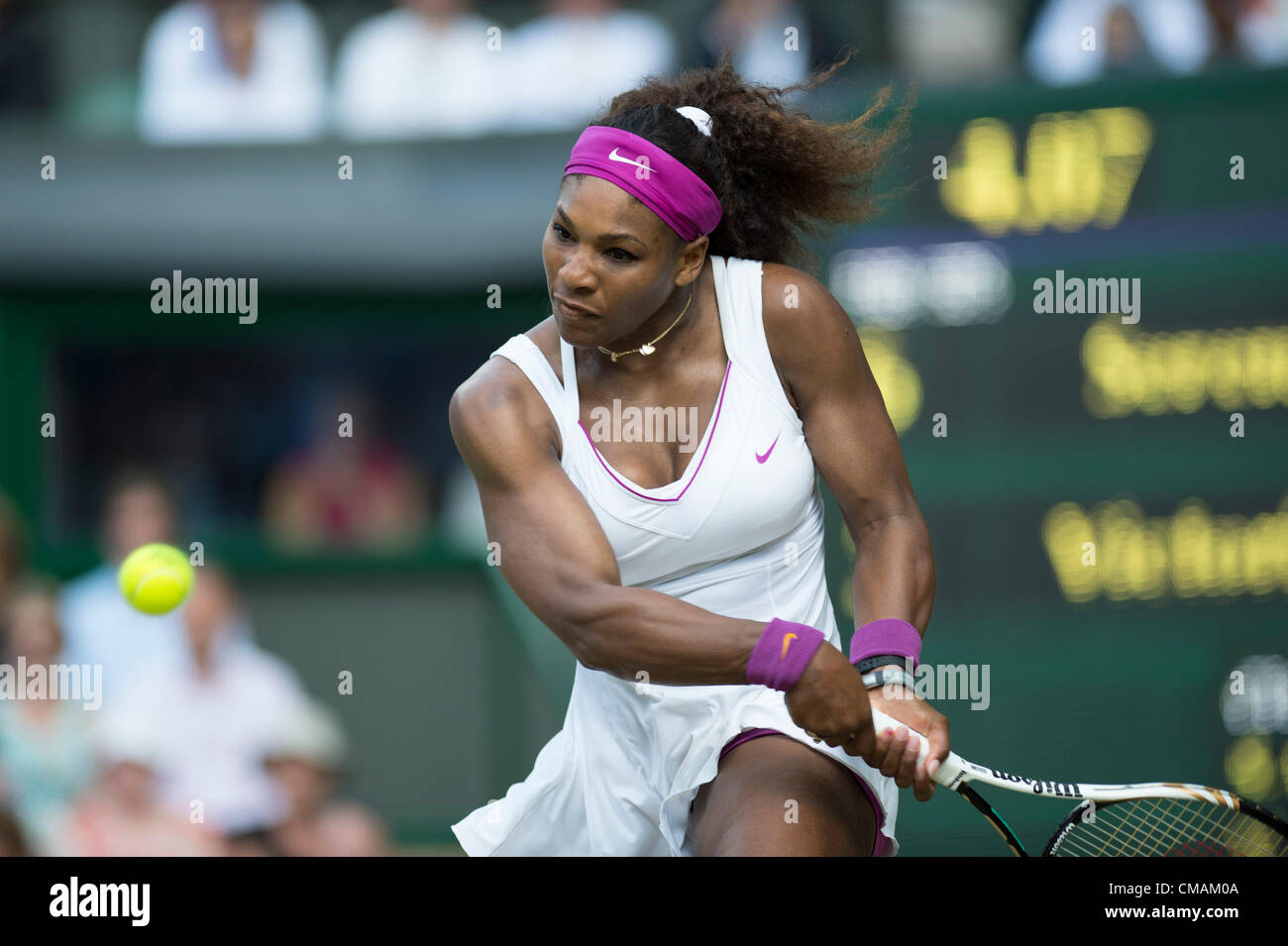 05.07.2012. Le Wimbledon Tennis Championships 2012 tenue à l'All England Lawn Tennis et croquet Club, Londres, Angleterre, Royaume-Uni. Serena Williams (USA) [6] v Victoria Azarenka (BLR) [2] . Serena en action. Banque D'Images