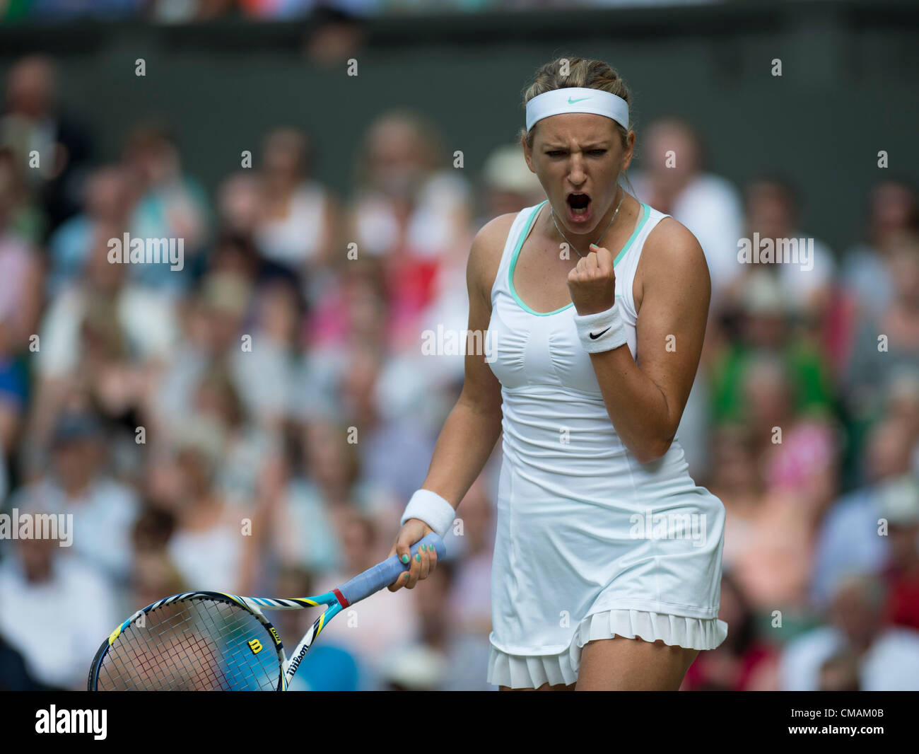 05.07.2012. Le Wimbledon Tennis Championships 2012 tenue à l'All England Lawn Tennis et croquet Club, Londres, Angleterre, Royaume-Uni. Serena Williams (USA) [6] v Victoria Azarenka (BLR) [2] . Victoria en action. Banque D'Images