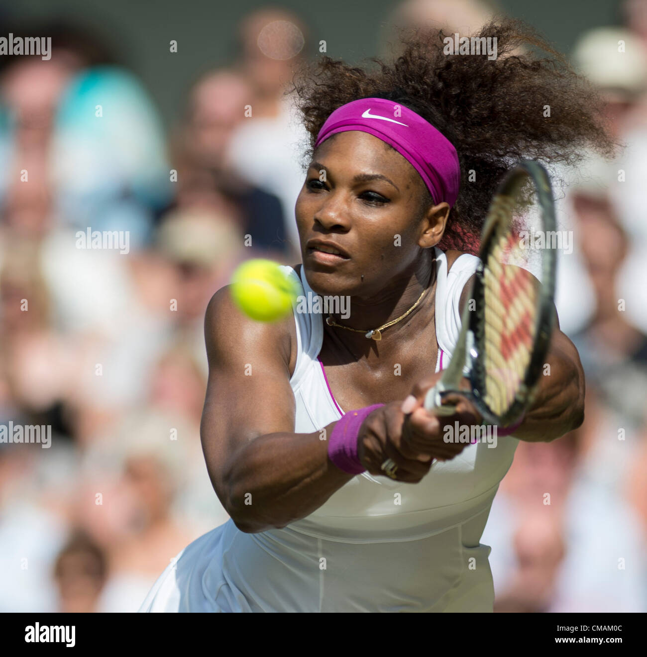 05.07.2012. Le Wimbledon Tennis Championships 2012 tenue à l'All England Lawn Tennis et croquet Club, Londres, Angleterre, Royaume-Uni. Serena Williams (USA) [6] v Victoria Azarenka (BLR) [2] . Serena en action. Banque D'Images