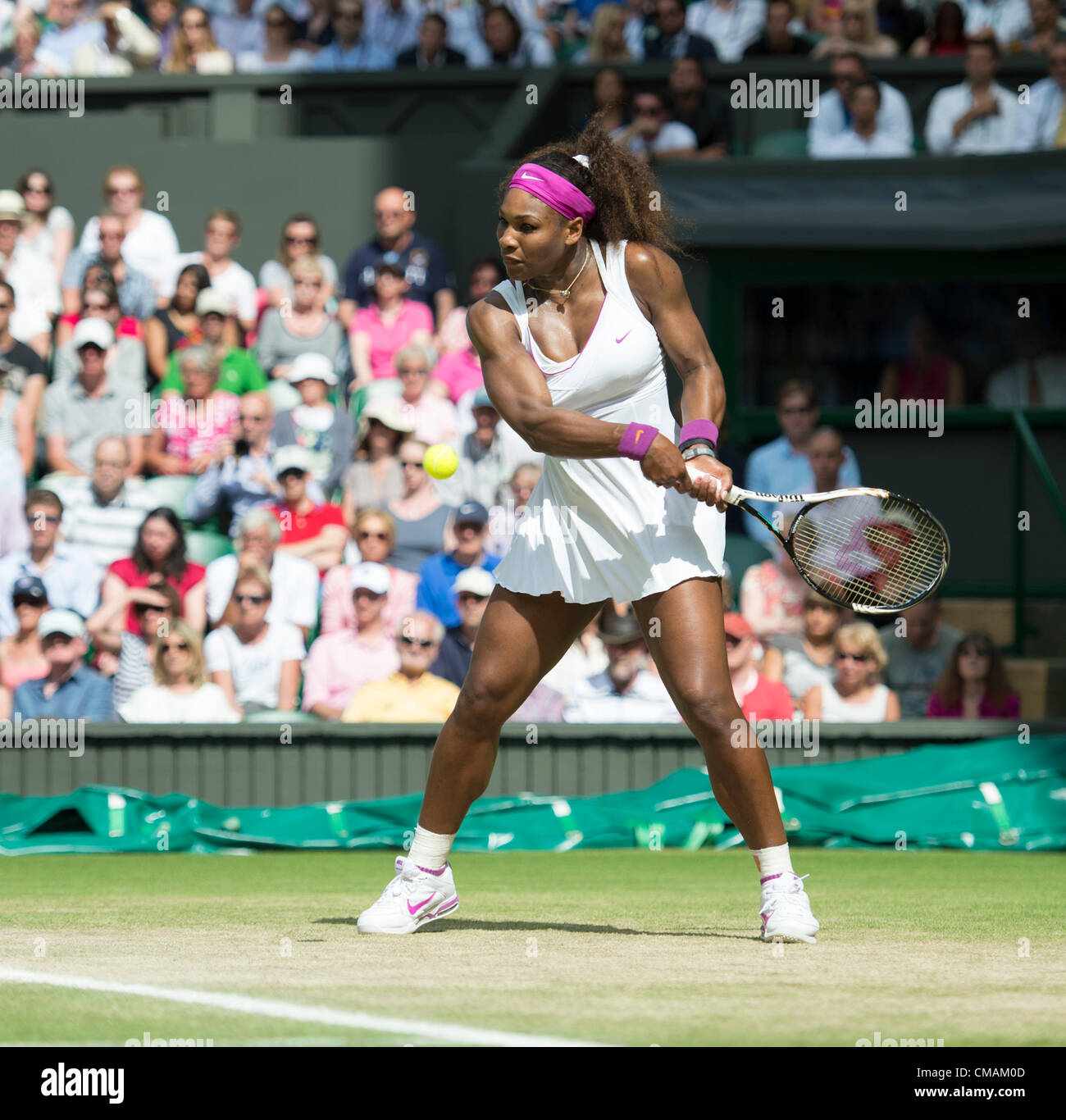 05.07.2012. Le Wimbledon Tennis Championships 2012 tenue à l'All England Lawn Tennis et croquet Club, Londres, Angleterre, Royaume-Uni. Serena Williams (USA) [6] v Victoria Azarenka (BLR) [2] . Serena en action. Banque D'Images