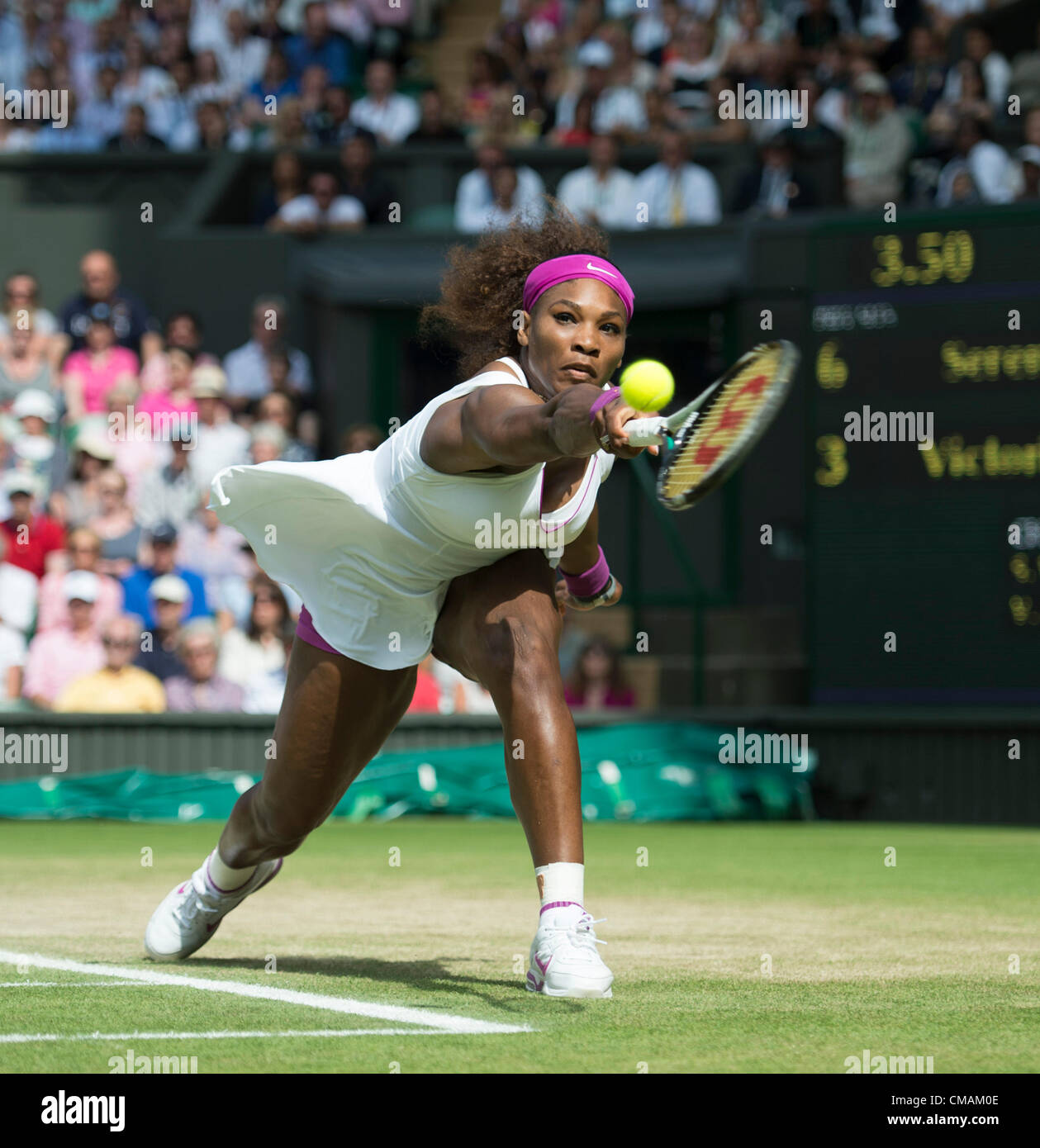 05.07.2012. Le Wimbledon Tennis Championships 2012 tenue à l'All England Lawn Tennis et croquet Club, Londres, Angleterre, Royaume-Uni. Serena Williams (USA) [6] v Victoria Azarenka (BLR) [2] . Serena en action. Banque D'Images