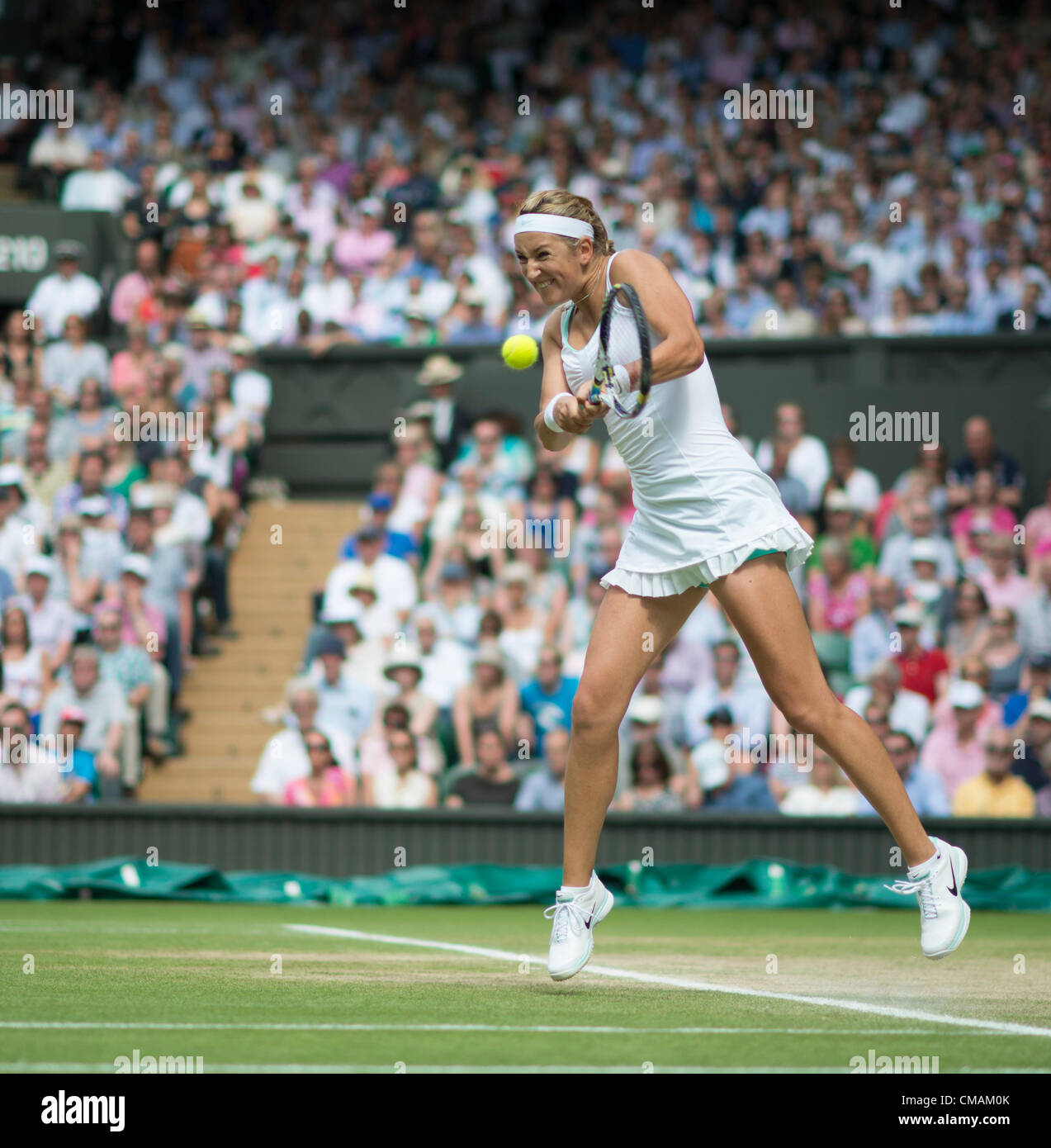 05.07.2012. Le Wimbledon Tennis Championships 2012 tenue à l'All England Lawn Tennis et croquet Club, Londres, Angleterre, Royaume-Uni. Serena Williams (USA) [6] v Victoria Azarenka (BLR) [2] . Victoria en action. Banque D'Images