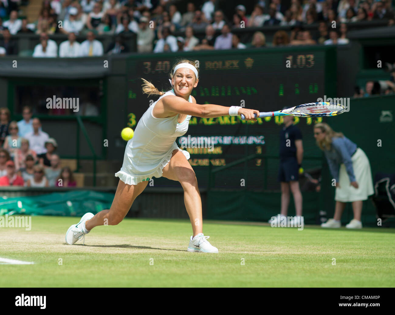 05.07.2012. Le Wimbledon Tennis Championships 2012 tenue à l'All England Lawn Tennis et croquet Club, Londres, Angleterre, Royaume-Uni. Serena Williams (USA) [6] v Victoria Azarenka (BLR) [2] . Victoria en action. Banque D'Images
