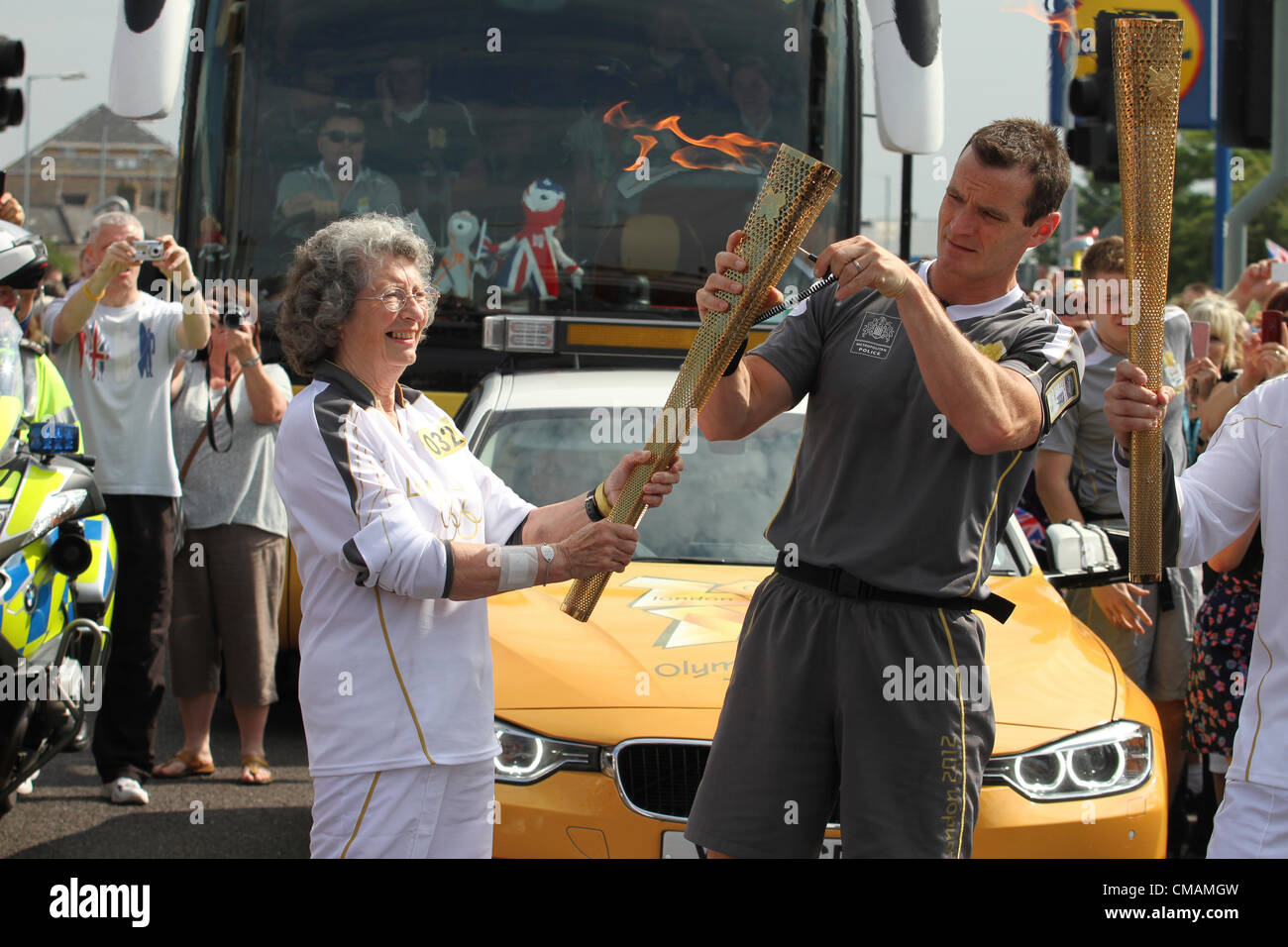 5 juillet 2012, Relais du flambeau olympique par Daphne Hathaway l'âge de 76 ans à partir de la torche olympique à faire Neatishead Great Yarmouth, Norfolk, UK Banque D'Images