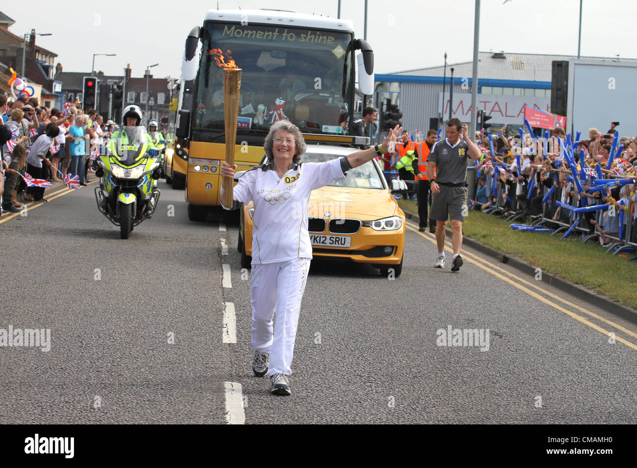 5 juillet 2012,relais du flambeau olympique par Daphne Hathaway l'âge de 76 ans à partir de la torche olympique à faire Neatishead Great Yarmouth, Norfolk, UK Banque D'Images