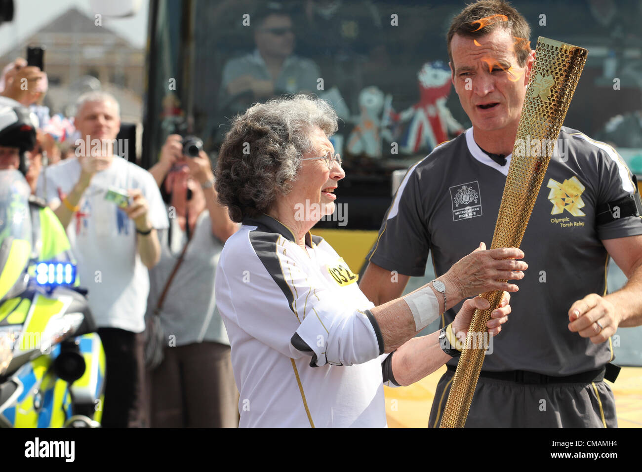Great Yarmouth, Norfolk, Royaume-Uni, 5 juillet 2012,relais du flambeau olympique par Daphne Hathaway l'âge de 76 ans à partir de la torche olympique à faire Neatishead Great Yarmouth, Norfolk, UK Banque D'Images