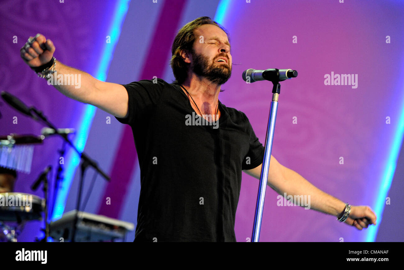 Broadway et West End star Alfie Boe, la vedette d'un concert au Llangollen Eisteddfod Musical International 2012 à Llangollen, Nord du Pays de Galles, le jeudi 5 juillet 2012. Célèbre pour son rôle de Jean dans Valijean Les Miserables, Alfie's set a marqué un changement de style avec de nombreuses chansons de rock inclus dans son ensemble Banque D'Images