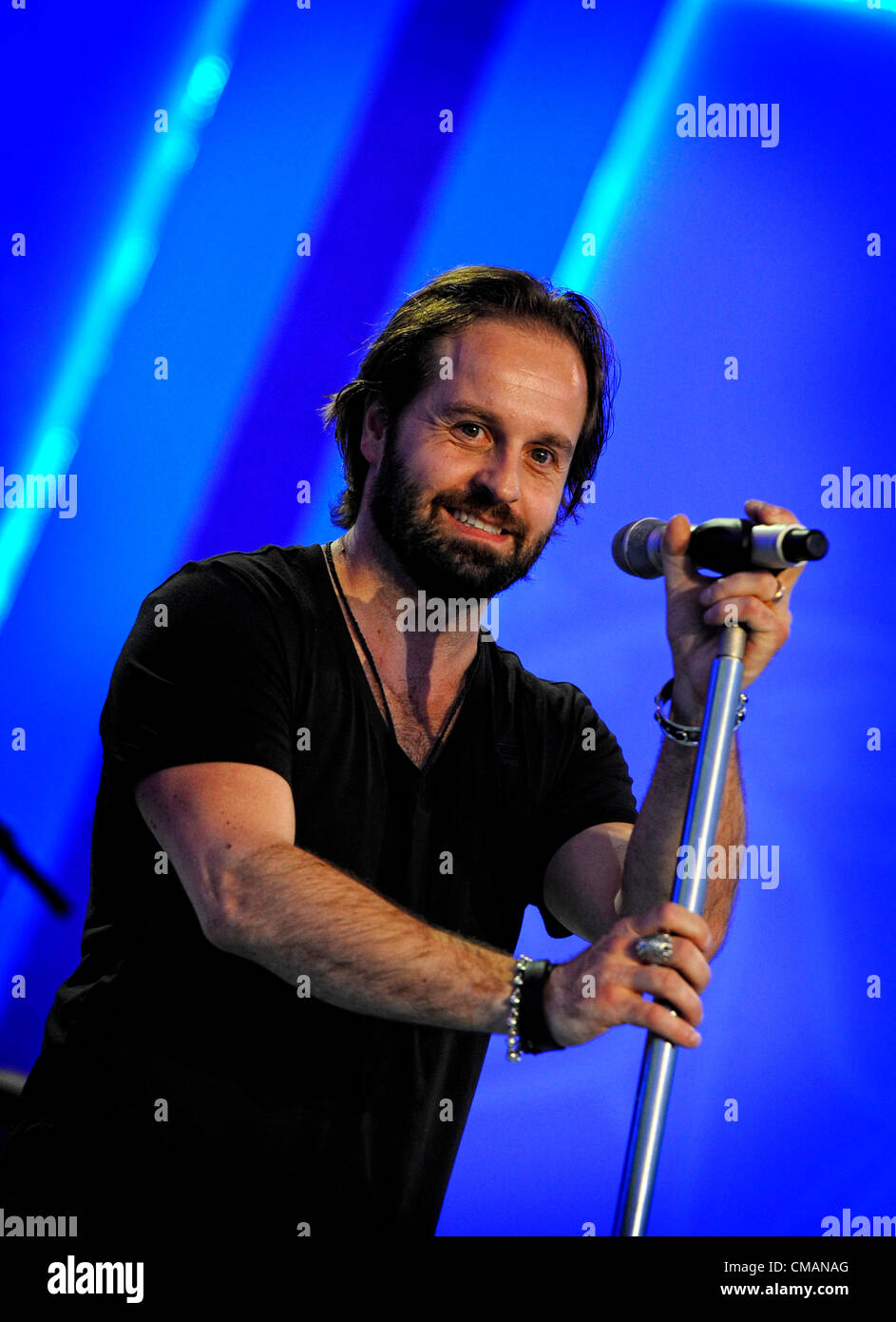 Broadway et West End star Alfie Boe, la vedette d'un concert au Llangollen Eisteddfod Musical International 2012 à Llangollen, Nord du Pays de Galles, le jeudi 5 juillet 2012. Célèbre pour son rôle de Jean dans Valijean Les Miserables, Alfie's set a marqué un changement de style avec de nombreuses chansons de rock inclus dans son ensemble Banque D'Images