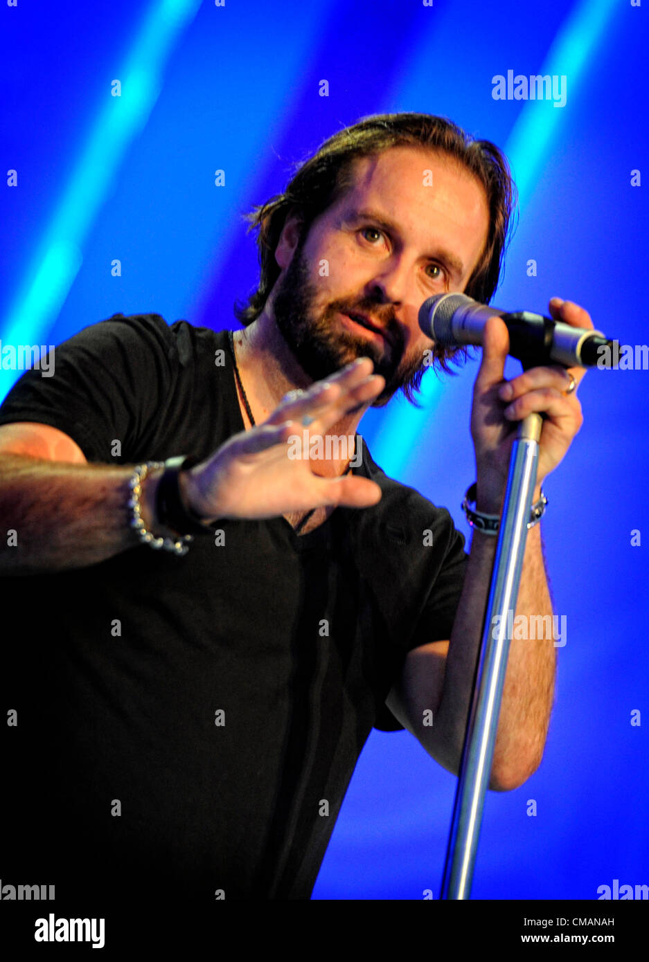 Broadway et West End star Alfie Boe, la vedette d'un concert au Llangollen Eisteddfod Musical International 2012 à Llangollen, Nord du Pays de Galles, le jeudi 5 juillet 2012. Célèbre pour son rôle de Jean dans Valijean Les Miserables, Alfie's set a marqué un changement de style avec de nombreuses chansons de rock inclus dans son ensemble Banque D'Images