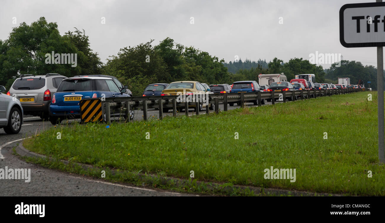 6 juillet 2012. Northampton UK. Les files d'attente de trafic sur l'A43 à partir de la MI Junction 15a à le circuit de Silverstone, Towcester, Northamptonshire, England, UK. Le Grand Prix de Formule 1 de Grande-bretagne aura lieu le 08 juillet 2012. Le trafic est encombré de 10 miles (16,1 km) ce matin en raison du volume de véhicules essayant d'arriver au Circuit pour le week-end et les pluies de la nuit. Banque D'Images