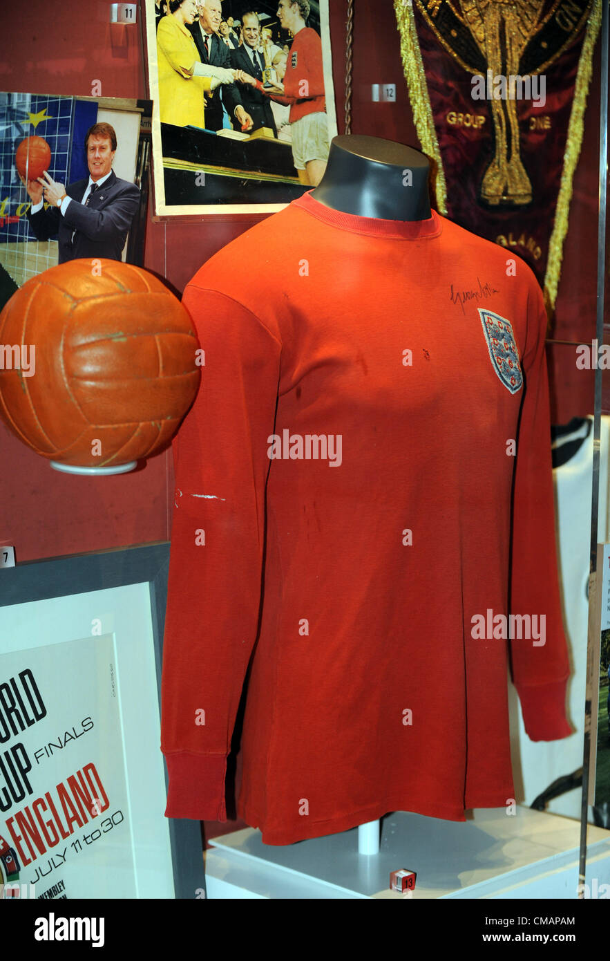 Musée national du football de Manchester, Angleterre, RU, 1966 Coupe du Monde Angleterre jersey et la balle. Banque D'Images