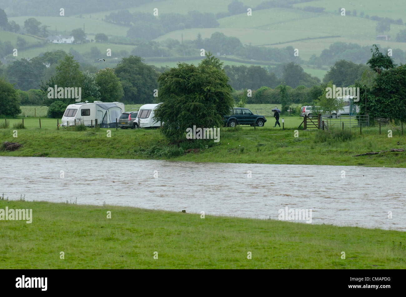 Builth Wells, Pays de Galles, Royaume-Uni. Vendredi 6 juillet 2012. L'eau des inondations menacent des campeurs et des caravanes. Niveaux de Wye River devraient augmenter ce soir à Builth Wells au Pays de Galles comme l'eau de pluie s'écoule vers le bas de la Cambrian Mountains. Crédit photo : Graham M. Lawrence/Alamy Live News. Banque D'Images