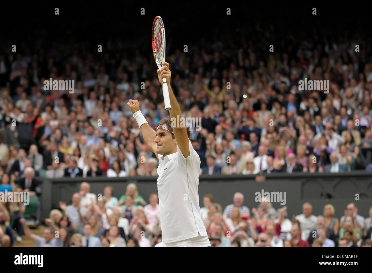 06.07.2012. Le All England Lawn Tennis et croquet Club. Londres, Angleterre. Icelebrates de suisse Roger Federer après avoir remporté son match contre Novak Djokovic la Serbie au cours des demi-finales hommes de tennis de Wimbledon à l'All England Lawn Tennis et croquet Club. Londres, Angleterre, Royaume-Uni Federer a battu Djokovic par un score de 6-3 3-6 6-4 6-3 pour atteindre sa 24e finale du Grand Chelem . Banque D'Images