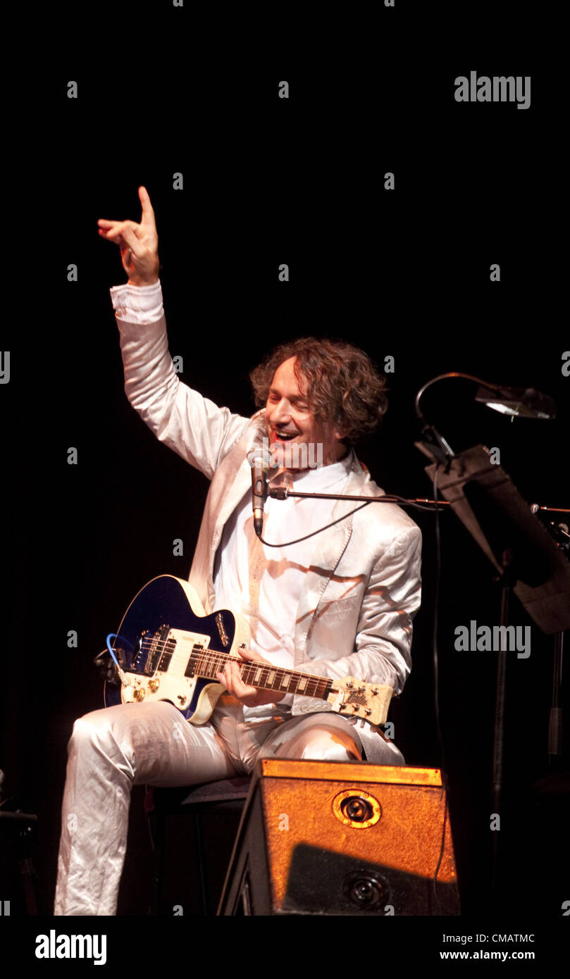 6 juillet 2012 - London, UK - Goran Bregovic est encore difficile d'hôtesse ''Margot, journal d'une malheureuse reine'' est un nouveau travail qui trouve son référencement plus tôt la Reine Margot encore la bande-son de réinventer la musique et le mettre dans la Bosnie en guerre. La seule actrice dramatique monologues par seule ont été réalisées par Lisa Dwan, le mélange de théâtre et de la musique est terminée avec Gypsy brass band, un quatuor d'une pièce chorale bulgare six percussionniste et Murharem Redzepi, Barbican Centre, Londres, Royaume-Uni. (Crédit Image : ©/ZUMAPRESS.com) Lukasova Veronika Banque D'Images