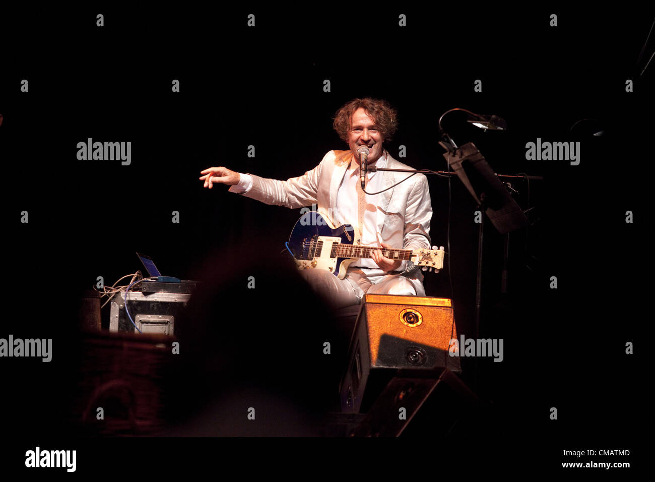 6 juillet 2012 - London, UK - Goran Bregovic est encore difficile d'hôtesse ''Margot, journal d'une malheureuse reine'' est un nouveau travail qui trouve son référencement plus tôt la Reine Margot encore la bande-son de réinventer la musique et le mettre dans la Bosnie en guerre. La seule actrice dramatique monologues par seule ont été réalisées par Lisa Dwan, le mélange de théâtre et de la musique est terminée avec Gypsy brass band, un quatuor d'une pièce chorale bulgare six percussionniste et Murharem Redzepi, Barbican Centre, Londres, Royaume-Uni. (Crédit Image : ©/ZUMAPRESS.com) Lukasova Veronika Banque D'Images