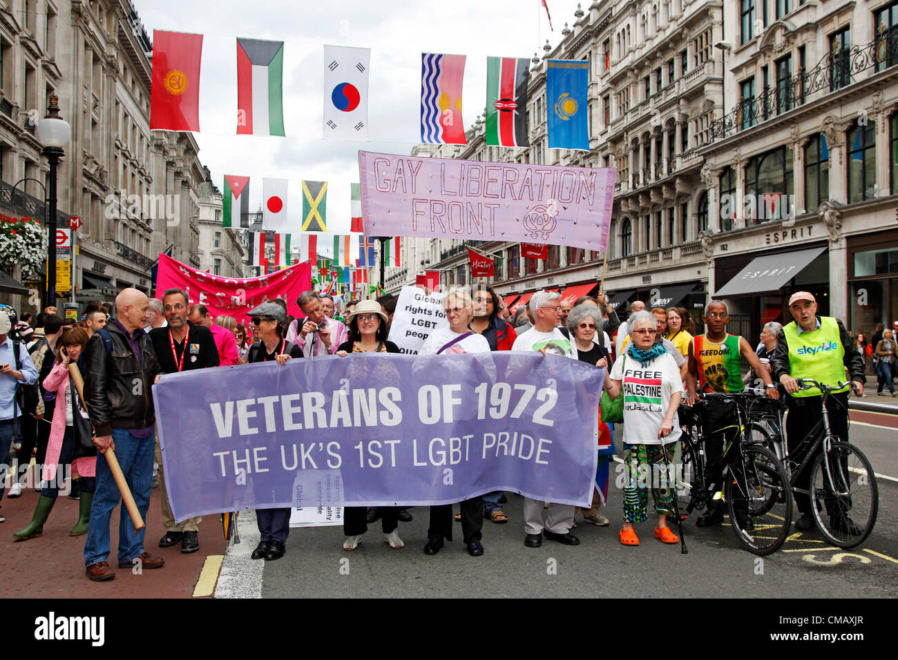 Londres, Royaume-Uni. 7 juillet 2012. Les participants qui étaient dans la première Fierté en 1972 marching in World Pride 2012, Londres, Angleterre Banque D'Images