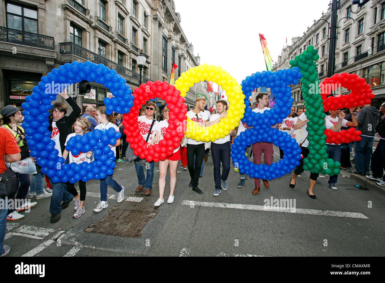 Londres, Royaume-Uni. 7 juillet 2012. Les membres de l'orthographe Google le nom en ballons marching in World Pride 2012, Londres, Angleterre Banque D'Images